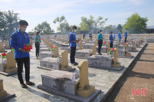 Tuổi trẻ Hà Tĩnh dâng hơn 5.900 đóa sen hồng lên các phần mộ liệt sỹ