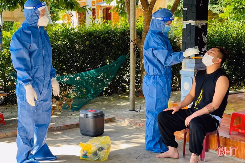 Hà Tĩnh: Đi từng nhà lấy mẫu xét nghiệm ở vùng thượng Kỳ Anh