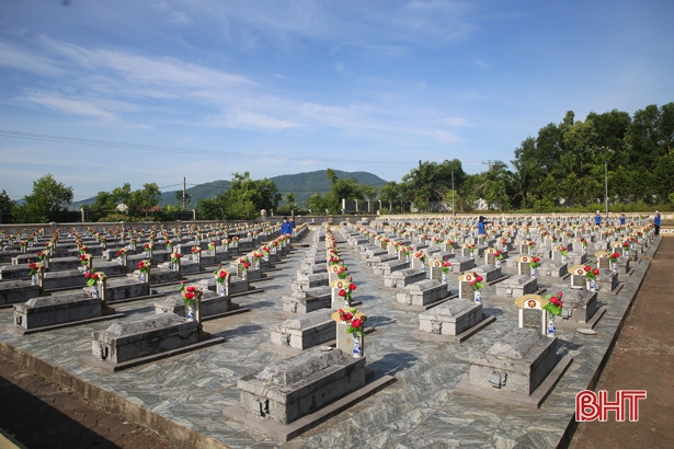 Tuổi trẻ Hà Tĩnh dâng hơn 5.900 đóa sen hồng lên các phần mộ liệt sỹ