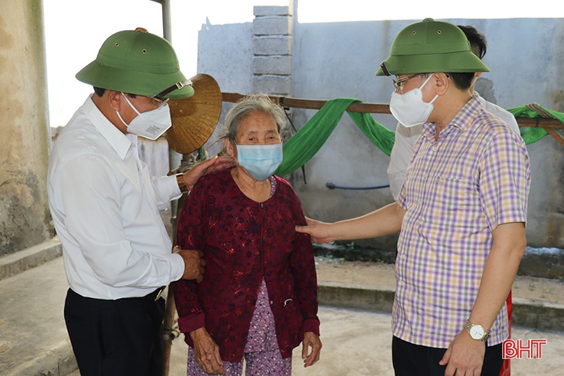 Chủ nhiệm UBKT Tỉnh ủy thăm hỏi, tặng quà gia đình chính sách, người có công ở Thạch Hà