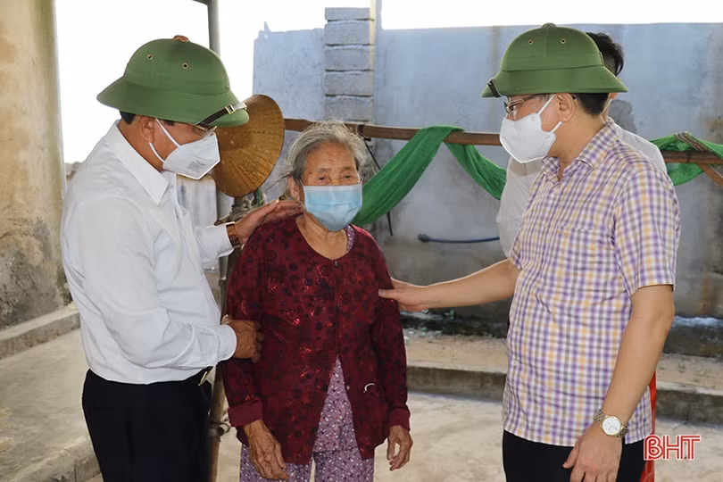 Chủ nhiệm UBKT Tỉnh ủy thăm hỏi, tặng quà gia đình chính sách, người có công ở Thạch Hà