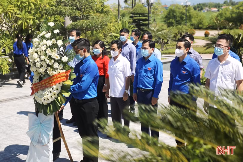 Bí thư thứ nhất Trung ương Đoàn tri ân các anh hùng, liệt sỹ tại Hà Tĩnh