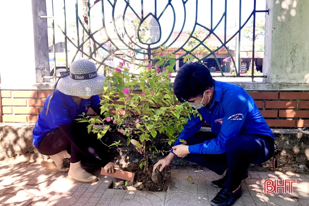 Chung tay trồng cây, chăm sóc Nghĩa trang liệt sỹ Núi Nài