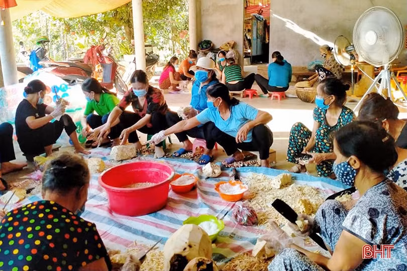 Nông dân Hà Tĩnh nhanh tay làm thực phẩm gửi đồng bào miền Nam 