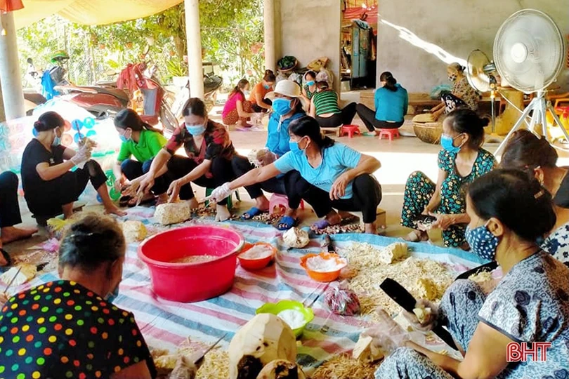 Nông dân Hà Tĩnh nhanh tay làm thực phẩm gửi đồng bào miền Nam 