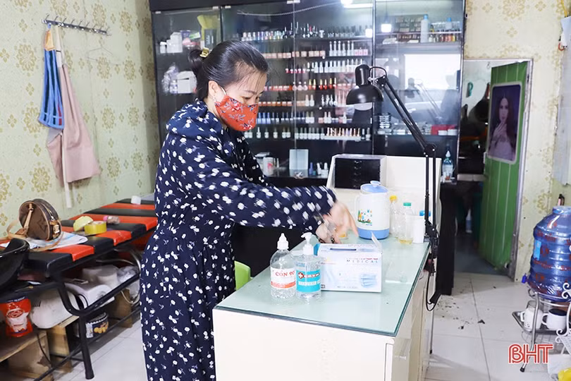 Các salon tóc ở Hà Tĩnh khẩn trương dọn dẹp, sẵn sàng đón khách trở lại