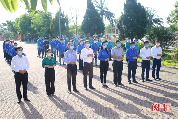 Tuổi trẻ Hà Tĩnh dâng hơn 5.900 đóa sen hồng lên các phần mộ liệt sỹ