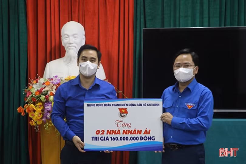 Bí thư thứ nhất Trung ương Đoàn tri ân các anh hùng, liệt sỹ tại Hà Tĩnh