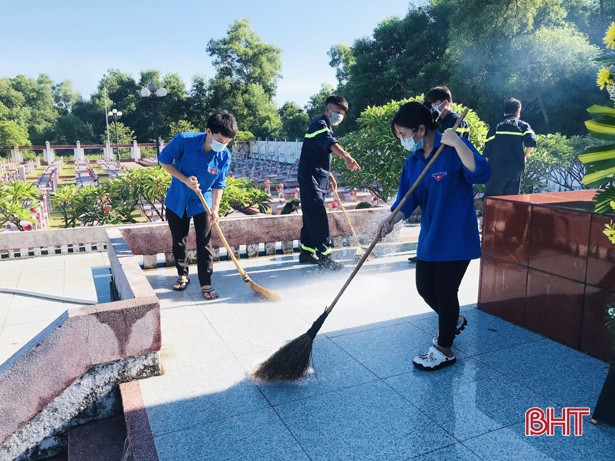 Chung tay trồng cây, chăm sóc Nghĩa trang liệt sỹ Núi Nài