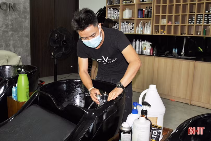 Các salon tóc ở Hà Tĩnh khẩn trương dọn dẹp, sẵn sàng đón khách trở lại