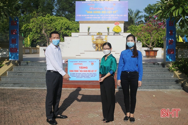 Tuổi trẻ Hà Tĩnh dâng hơn 5.900 đóa sen hồng lên các phần mộ liệt sỹ