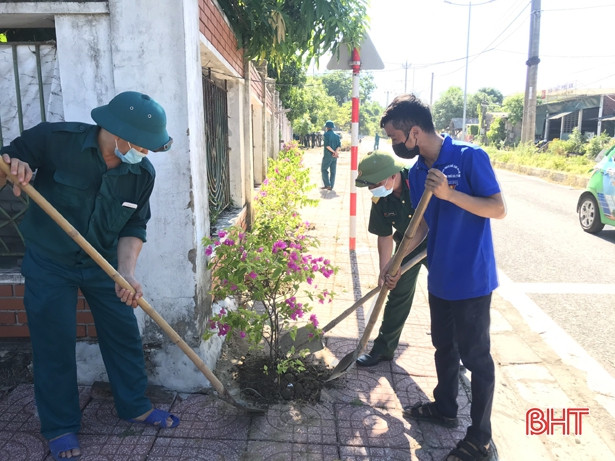 Chung tay trồng cây, chăm sóc Nghĩa trang liệt sỹ Núi Nài