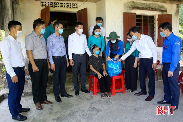 Tuổi trẻ Hà Tĩnh dâng hơn 5.900 đóa sen hồng lên các phần mộ liệt sỹ