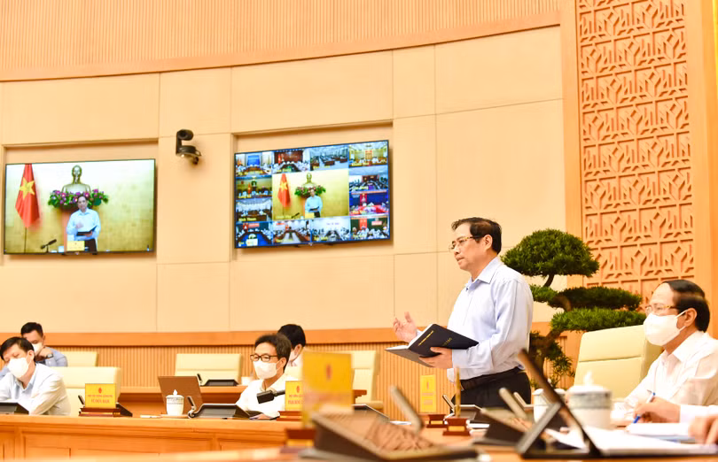 Thủ tướng nêu rõ tinh thần nhất quán chống dịch như chống giặc, tích cực, hiệu quả hơn nữa trong chuyển trạng thái từ phòng ngự sang tấn công. Ảnh: VGP/Nhật Bắc Thủ tướng chỉ đạo các giải pháp mạnh mẽ, quyết liệt, hiệu quả hơn để ngăn chặn, kiềm chế, đẩy lùi dịch bệnh