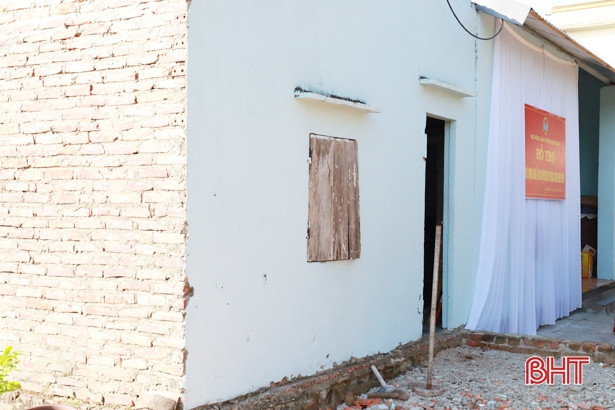 Hỗ trợ hội viên nông dân Nghi Xuân sửa sang nhà dột nát