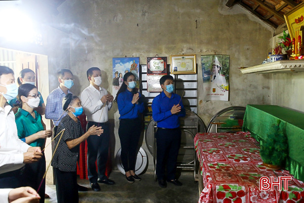 Tuổi trẻ Hà Tĩnh dâng hơn 5.900 đóa sen hồng lên các phần mộ liệt sỹ