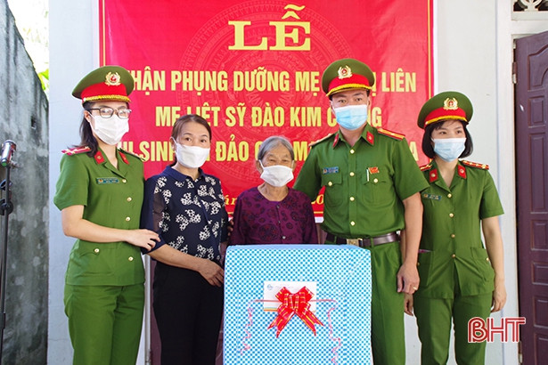 Hội Phụ nữ Công an huyện Can Lộc nhận phụng dưỡng mẹ liệt sỹ Hà Thị Liên