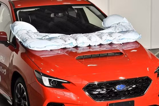 Xe Subaru trang bị túi khí gắn ngoài bảo vệ người đi bộ