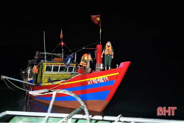 Phát hiện tàu cá sử dụng kích điện khai thác hải sản trái phép ở vùng biển Kỳ Anh