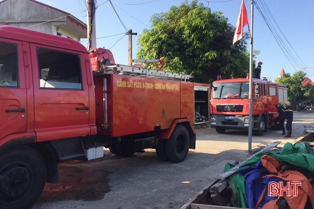 Kịp thời dập tắt đám cháy, cứu nhà dân thoát khỏi “bà hỏa”