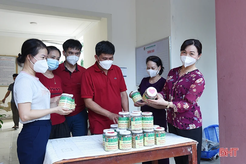 Nông dân Hà Tĩnh nhanh tay làm thực phẩm gửi đồng bào miền Nam 