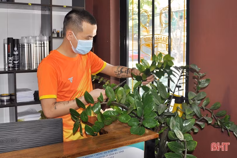 Các salon tóc ở Hà Tĩnh khẩn trương dọn dẹp, sẵn sàng đón khách trở lại