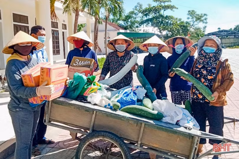 Phụ nữ Hà Tĩnh hướng về miền Nam ruột thịt