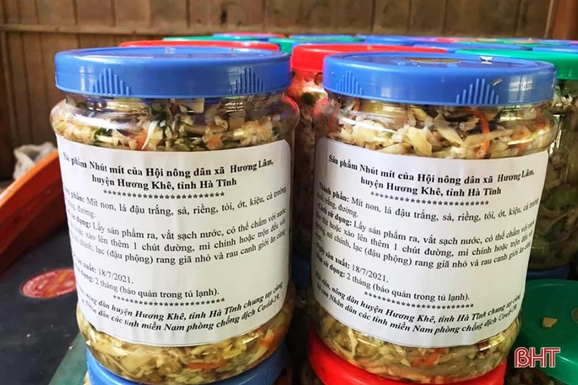 Nông dân Hà Tĩnh nhanh tay làm thực phẩm gửi đồng bào miền Nam 