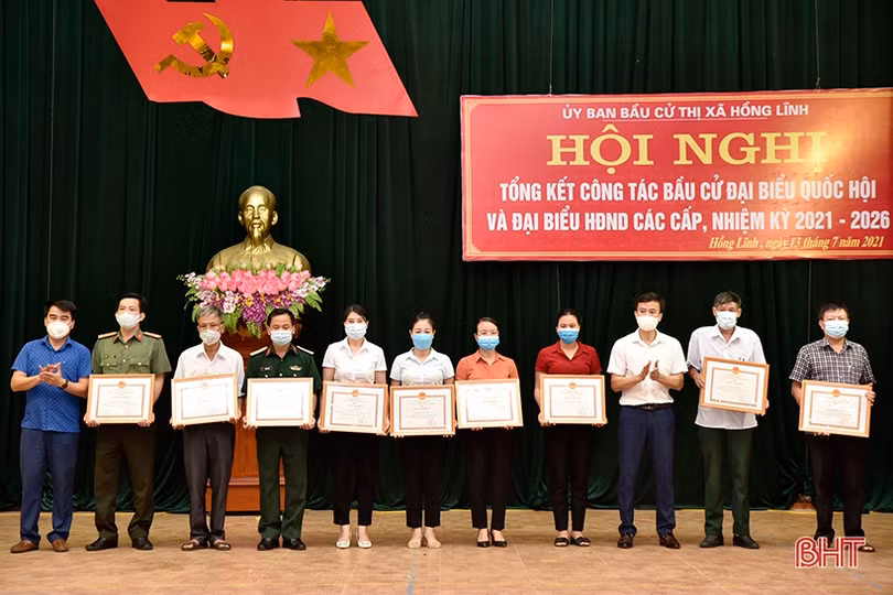 TX Hồng Lĩnh khen thưởng các tập thể, cá nhân có thành tích xuất sắc trong công tác bầu cử