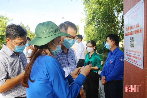 Tuổi trẻ Hà Tĩnh dâng hơn 5.900 đóa sen hồng lên các phần mộ liệt sỹ