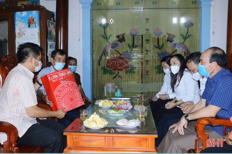 Chủ tịch Ủy ban MTTQ tỉnh tặng quà gia đình chính sách, người có công ở Vũ Quang