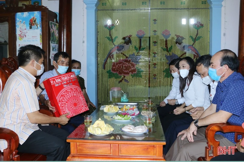 Chủ tịch Ủy ban MTTQ tỉnh tặng quà gia đình chính sách, người có công ở Vũ Quang