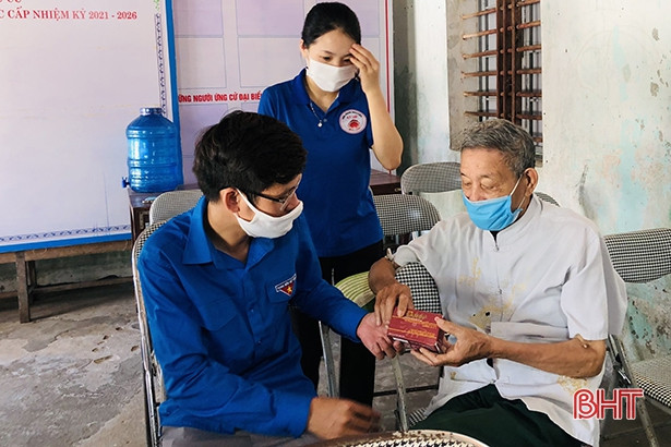 Cắt tóc miễn phí, khám sức khoẻ tại nhà cho người có công ở TX Kỳ Anh