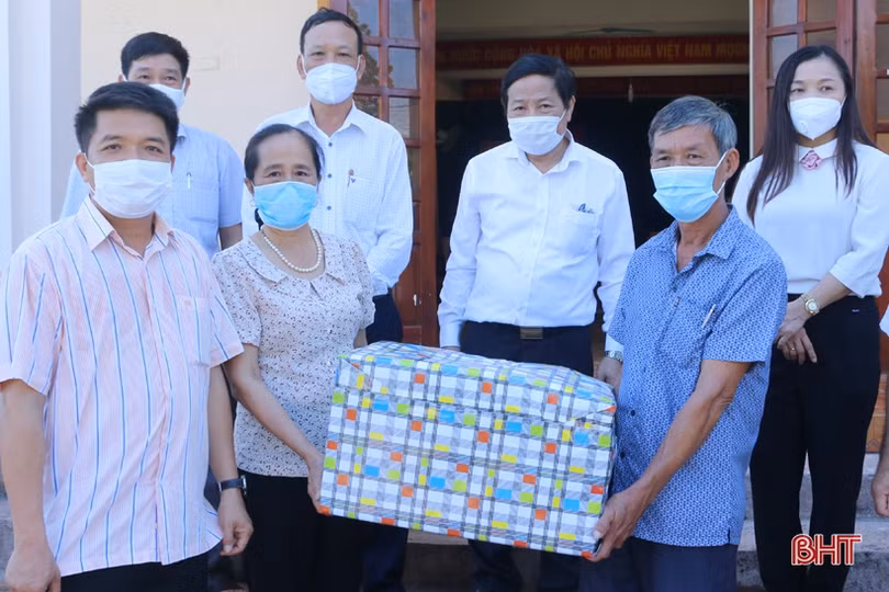 Chủ tịch Ủy ban MTTQ tỉnh tặng quà gia đình chính sách, người có công ở Vũ Quang