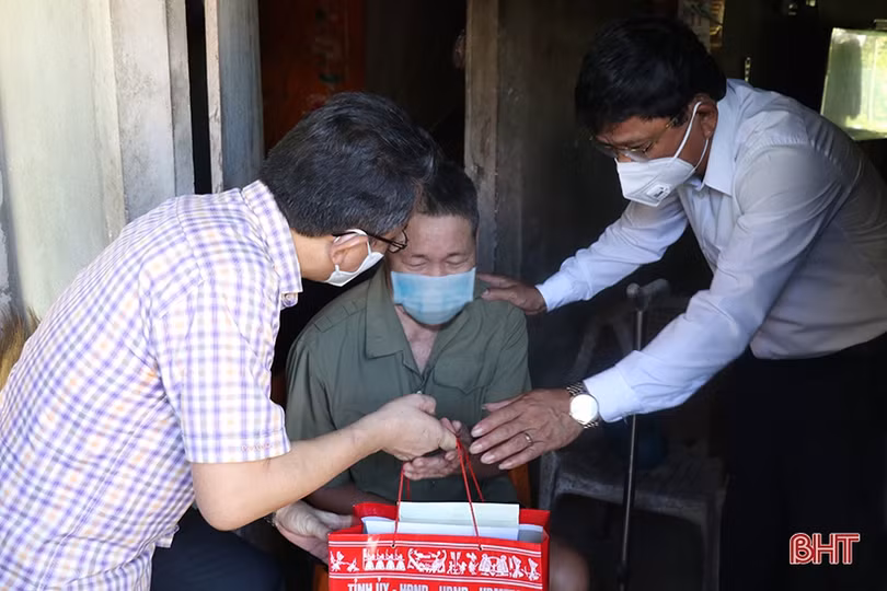 Chủ nhiệm UBKT Tỉnh ủy thăm hỏi, tặng quà gia đình chính sách, người có công ở Thạch Hà