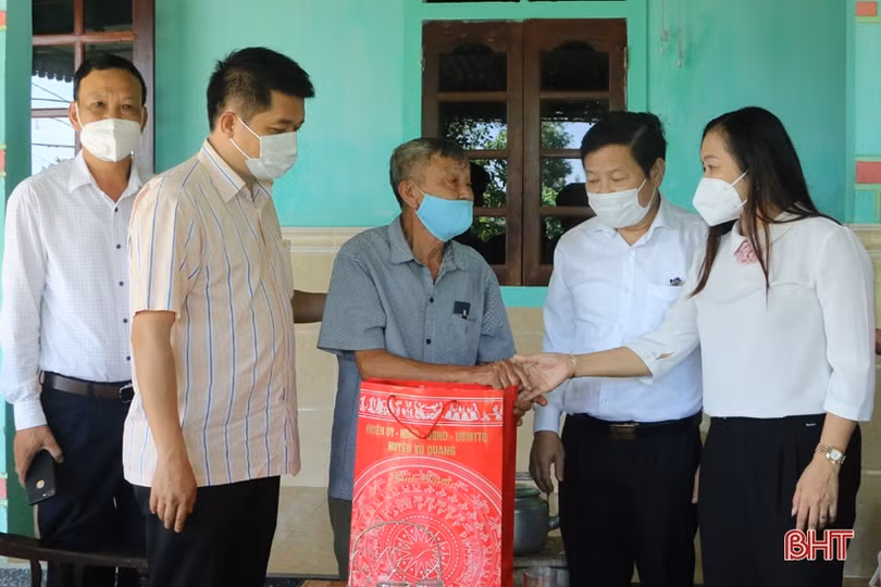 Chủ tịch Ủy ban MTTQ tỉnh tặng quà gia đình chính sách, người có công ở Vũ Quang