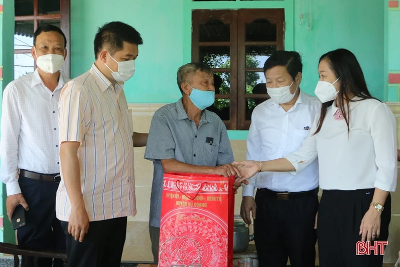 Chủ tịch Ủy ban MTTQ tỉnh tặng quà gia đình chính sách, người có công ở Vũ Quang