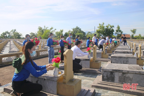 Tuổi trẻ Hà Tĩnh dâng hơn 5.900 đóa sen hồng lên các phần mộ liệt sỹ