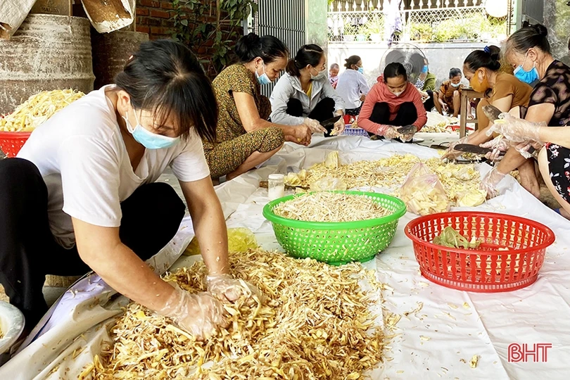 Nông dân Hà Tĩnh nhanh tay làm thực phẩm gửi đồng bào miền Nam 