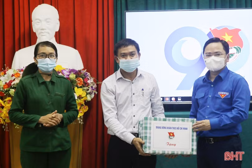 Bí thư thứ nhất Trung ương Đoàn tri ân các anh hùng, liệt sỹ tại Hà Tĩnh