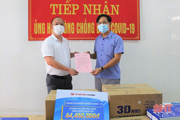 Ô tô Dũng Lạc hỗ trợ huyện Thạch Hà vật tư y tế phòng chống dịch Covid-19