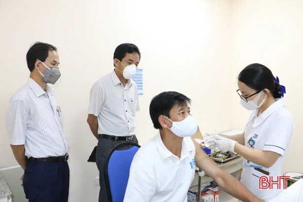 Sở Y tế Hà Tĩnh giám sát tiêm vắc-xin phòng Covid-19 đợt 3 tại các cơ sở y tế 