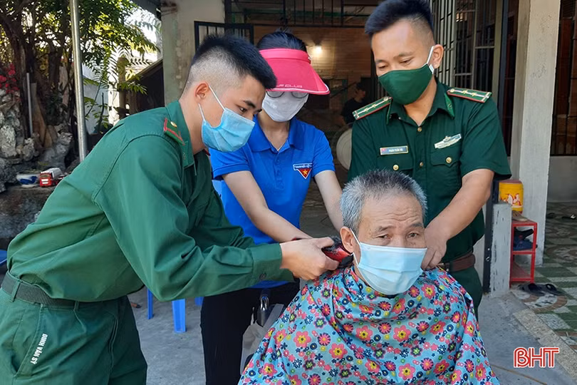 Cắt tóc miễn phí, khám sức khoẻ tại nhà cho người có công ở TX Kỳ Anh