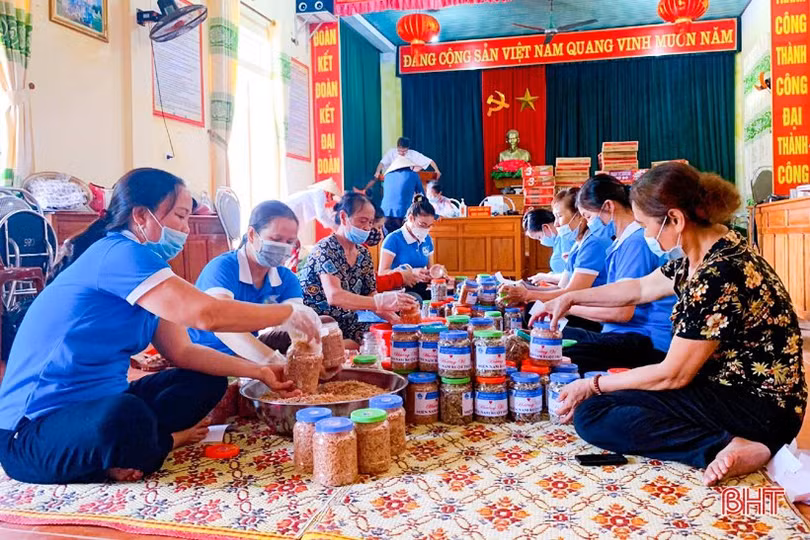 Bà con Hà Tĩnh quyên góp nhu yếu phẩm ủng hộ đồng bào miền Nam