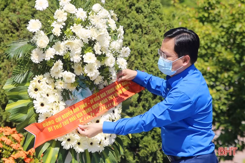 Bí thư thứ nhất Trung ương Đoàn tri ân các anh hùng, liệt sỹ tại Hà Tĩnh