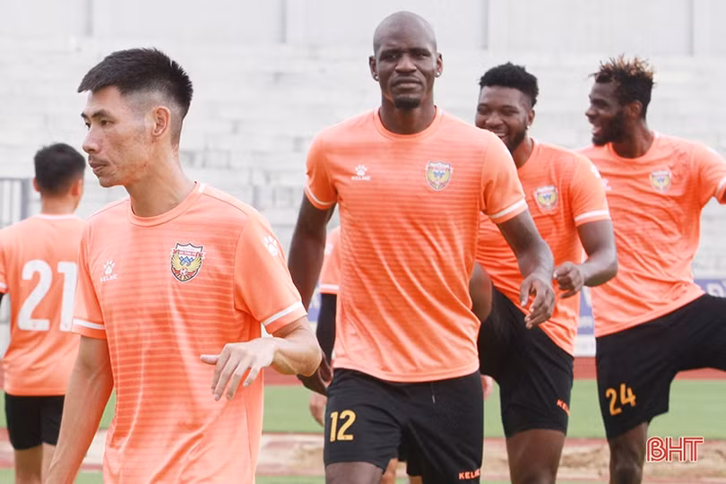Ngoại binh Hồng Lĩnh Hà Tĩnh bám sân tập luyện, hy vọng V.League sớm trở lại