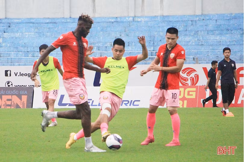 Ngoại binh Hồng Lĩnh Hà Tĩnh bám sân tập luyện, hy vọng V.League sớm trở lại