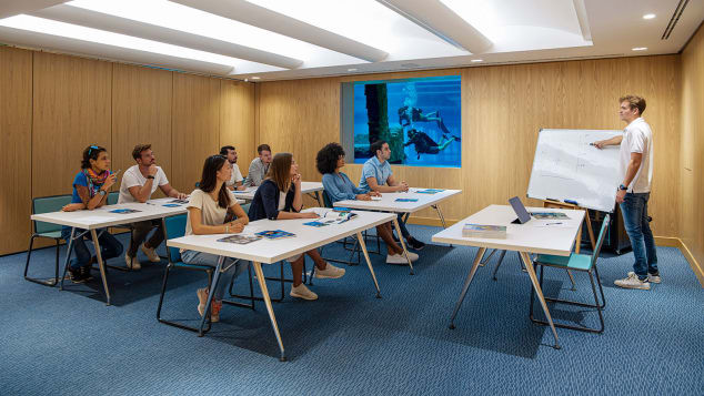 Bể bơi sâu nhất thế giới chứa cả thành phố dưới nước ở Dubai