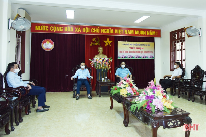 VietinBank trao 2 tỷ đồng ủng hộ Quỹ Phòng, chống dịch Covid-19 Hà Tĩnh