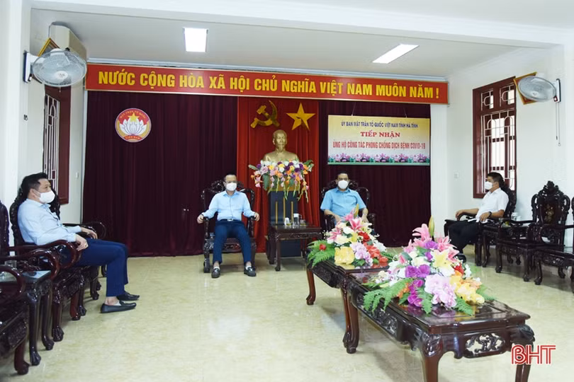 VietinBank trao 2 tỷ đồng ủng hộ Quỹ Phòng, chống dịch Covid-19 Hà Tĩnh